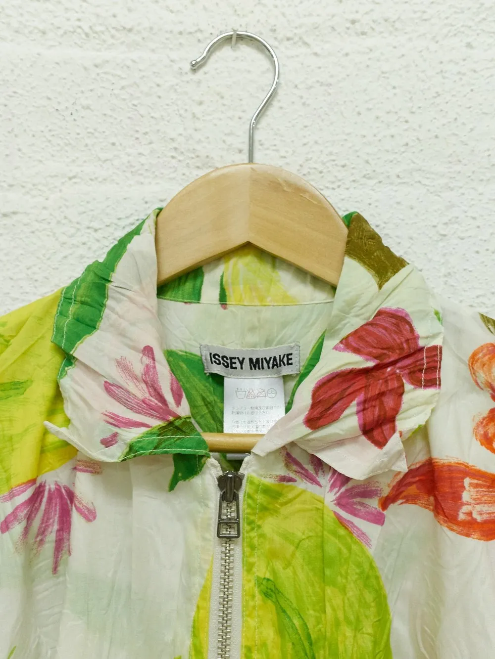 Issey Miyake 1990s white creased polyester floral print bomber jacket - mens M L